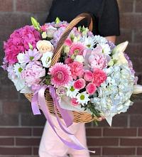 Композиция солнечный день в Большой Исток Цветочная композиция из Розы, Хризантемы, Пионы и Лизиантусы в корзине в Большой Исток