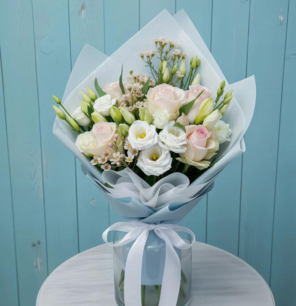 Букет цветов из: Розы и Лизиантусы в Большой Исток