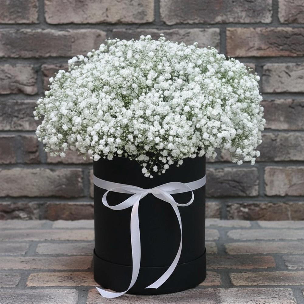 Цветочная композиция из Гипсофила в шляпной коробке в Большой Исток