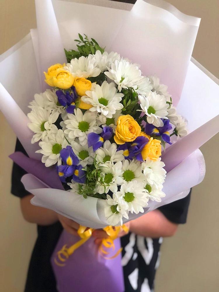 Букет цветов из: Ирисы, Хризантемы и Розы в Большой Исток