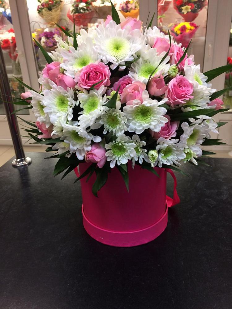 Цветочная композиция из Розы и Хризантемы в шляпной коробке в Большой Исток