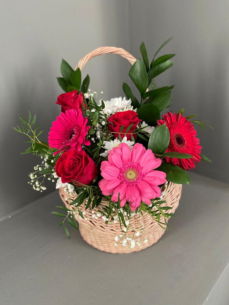 Цветочная композиция из Розы, Хризантемы и Герберы в корзине в Большой Исток