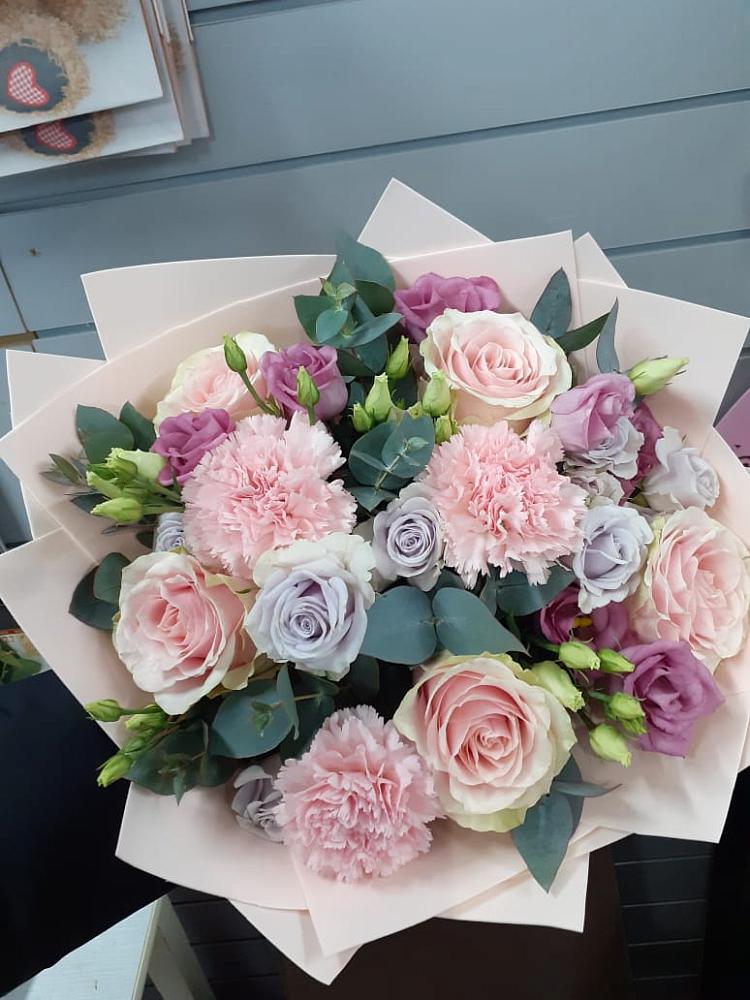 Букет цветов из: Розы, Гвоздики и Лизиантусы в Большой Исток