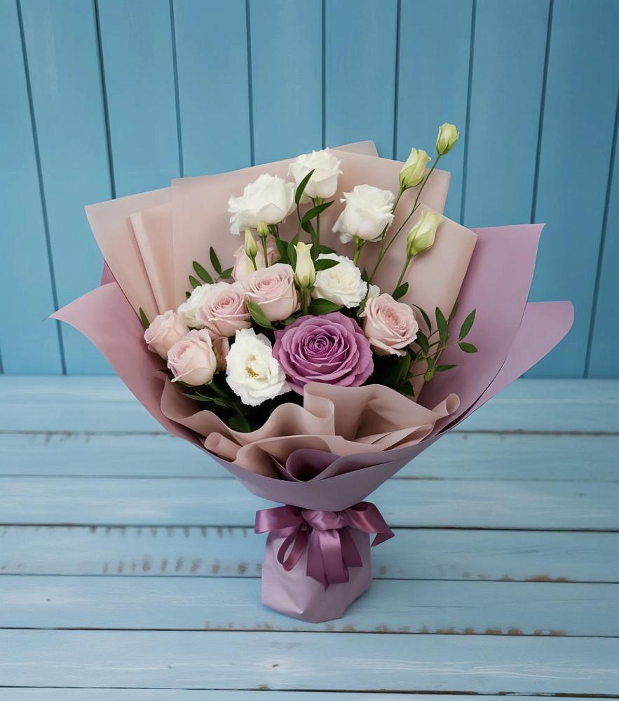 Букет цветов из: Розы и Лизиантусы в Большой Исток